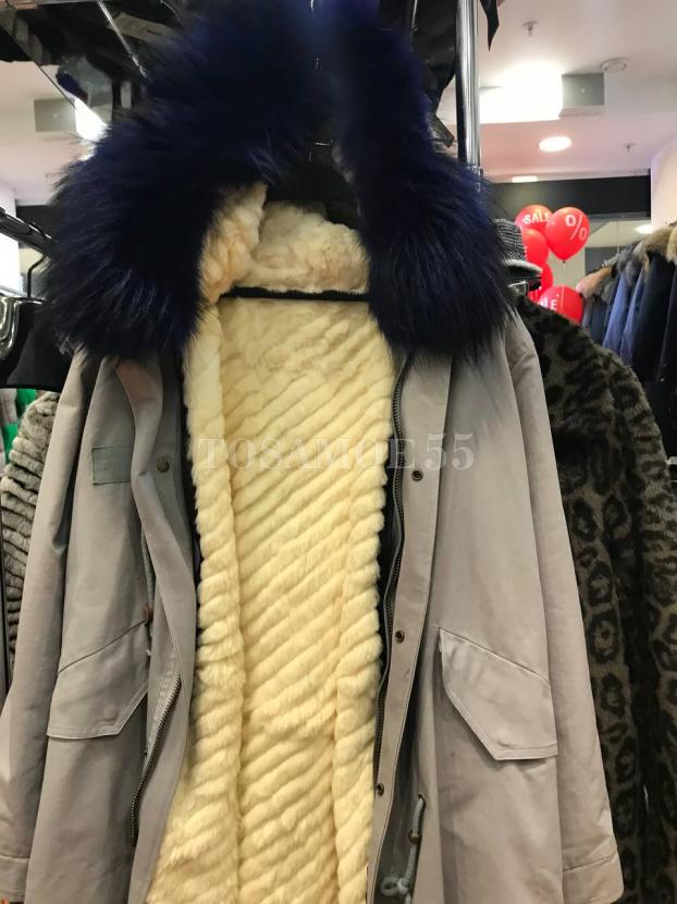 Серая парка с мехом енота фото №1