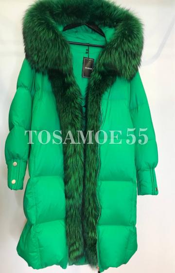 Светло-зеленый длинный пуховик с мехом енота