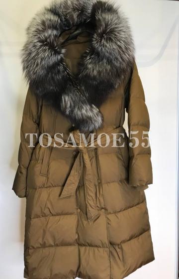 Длинный пуховик цвета хаки с чернобуркой